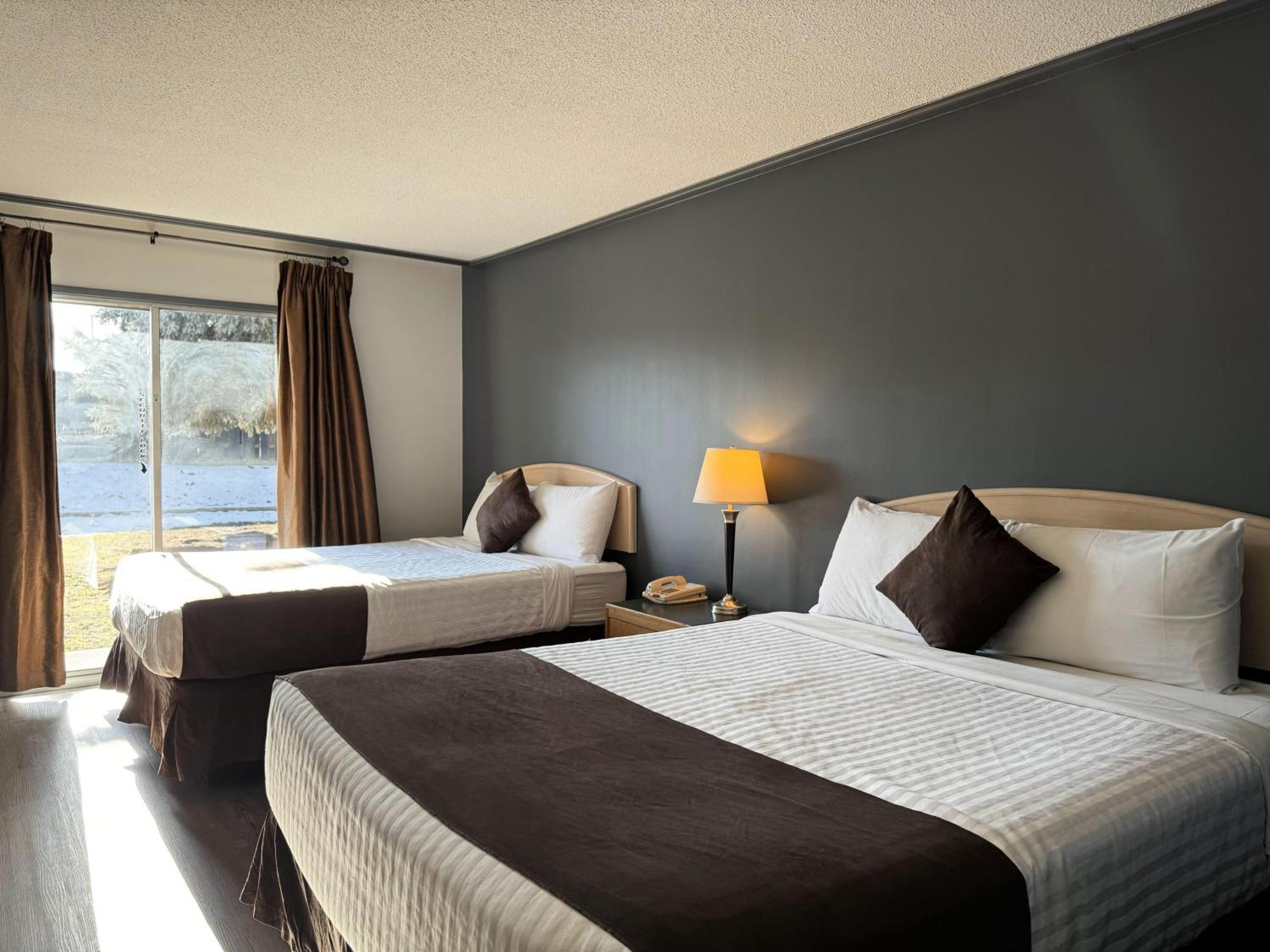 Divya Sutra Plaza And Conference Centre, Vernon, Bc Ngoại thất bức ảnh